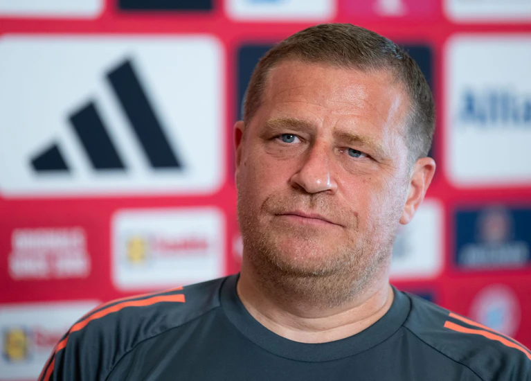 Max Eberl äußert sich in Orlando vor dem Bayern-Start in die Club-WM.  — © Sven Hoppe/dpa