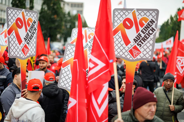Warnstreiks beginnen: Metaller fordern 7 Prozent mehr Lohn. (Archivbild) — © Daniel Karmann/dpa