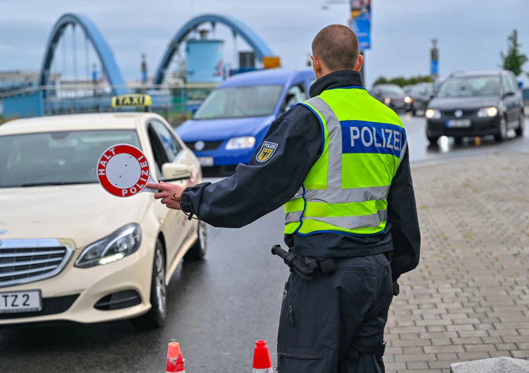 An den deutschen Landgrenzen wird bereits kontrolliert. Wer Asyl beantragen will, wird allerdings nicht zurückgewiesen, sofern gegen ihn keine Einreisesperre vorliegt. (Archivbild) — © Patrick Pleul/dpa