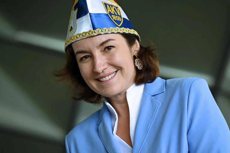 Endlich Ordensritterin: Bundesforschungsministerin Dorothee Bär in Aachen den Orden wider den tierischen Ernst. (Archivfoto) — © Helena Dolderer/dpa