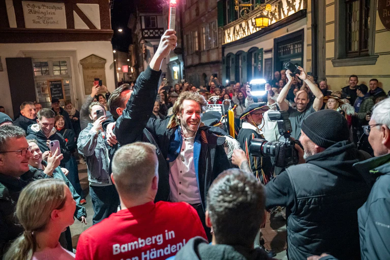 In Bamberg bleibt der Chefsessel im Rathaus in SPD-Hand: Sebastian Niedermaier setzte sich in der Stichwahl durch.  — © Daniel Vogl/dpa