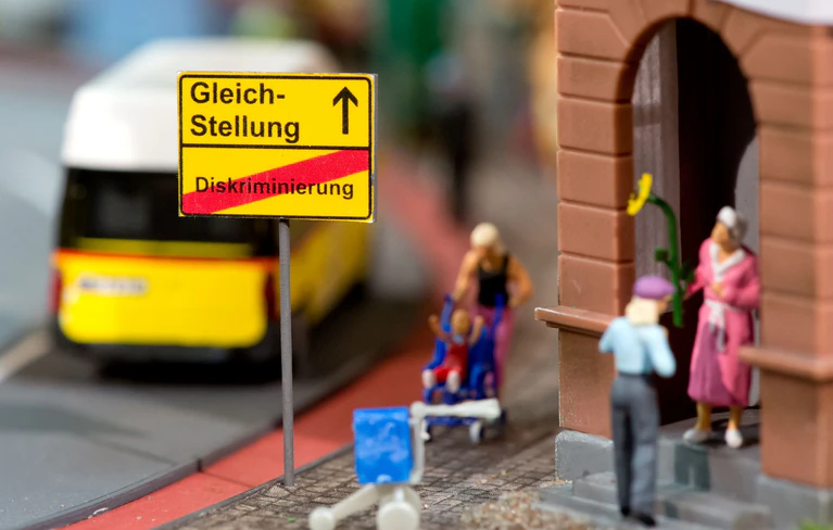 Dank einer befristeten Förderung des Bundes existieren zusätzlich vier freie Antidiskriminierungsstellen, die Menschen auch in ländlicheren Regionen beraten können. Diese Förderung endet jedoch im Juni 2025. (Symbolbild) — © picture alliance / dpa