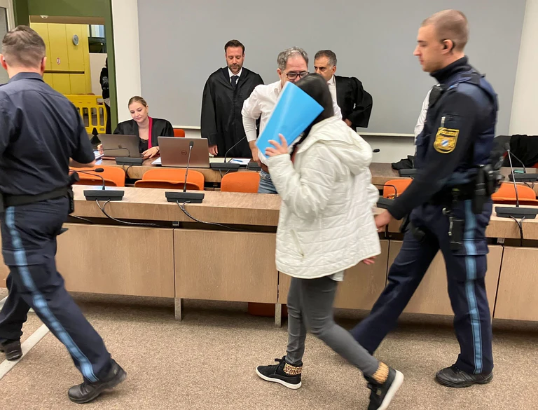 Justizbeamte führten die junge Frau in den Verhandlungssaal. — © Britta Schultejans/dpa