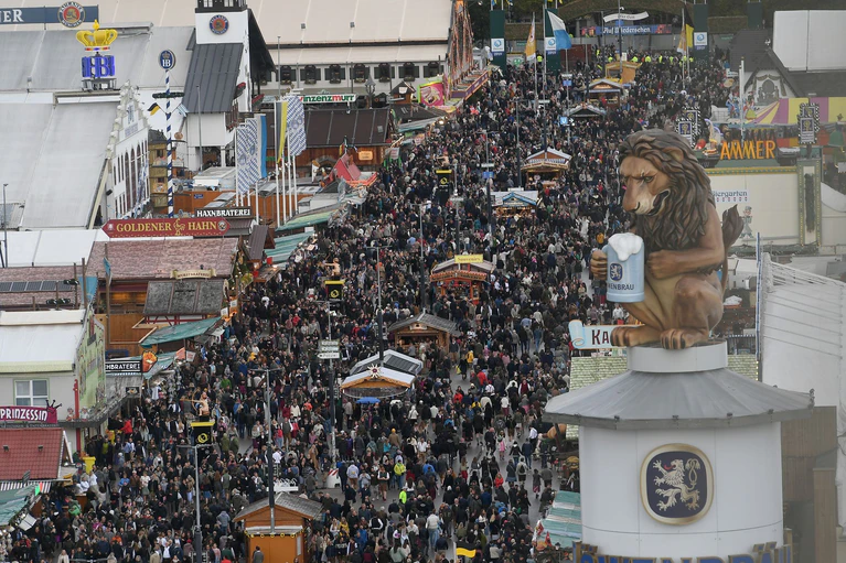 Sollen Wiesn-Besucher bald Eintritt zahlen? (Archivbild) — © Felix Hörhager/dpa