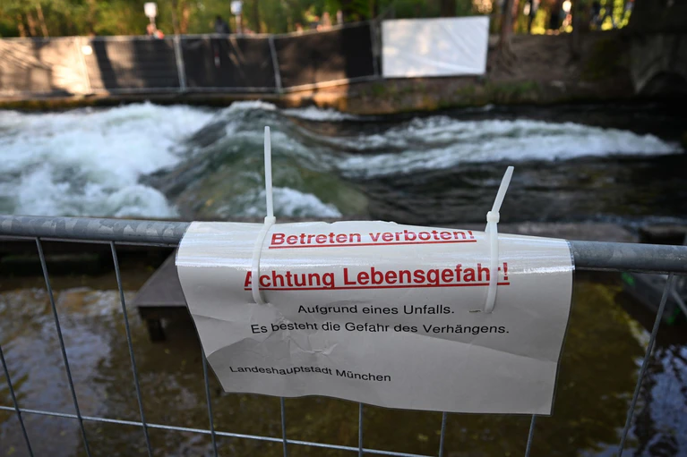 Nach dem schweren Surf-Unfall haben die Behörden die Eisbachwelle gesperrt.  — © Felix Hörhager/dpa /dpa