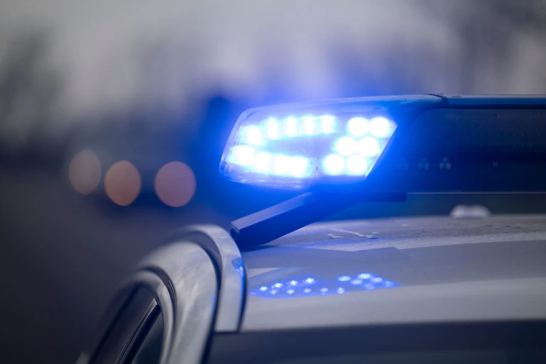 Die Polizei ermittelt zusammen mit der Berufsgenossenschaft und dem Gewerbeaufsichtsamt zum Unfallhergang. (Symbolbild) — © Marijan Murat/dpa