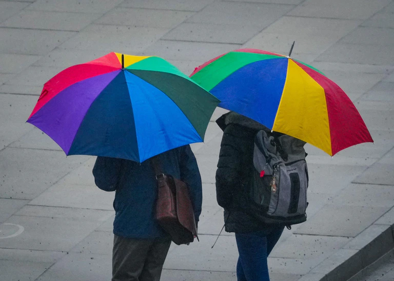 Regenjacken und Schirme sollten die Menschen in den kommenden Tagen parat haben. (Symbolbild)  — © Soeren Stache/dpa