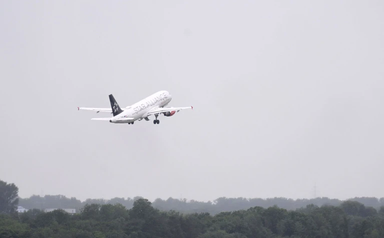 Mit Beginn der bayerischen Sommerferien startet am Flughafen München die Hauptreisezeit. (Archivbild) — © Felix Hörhager/dpa