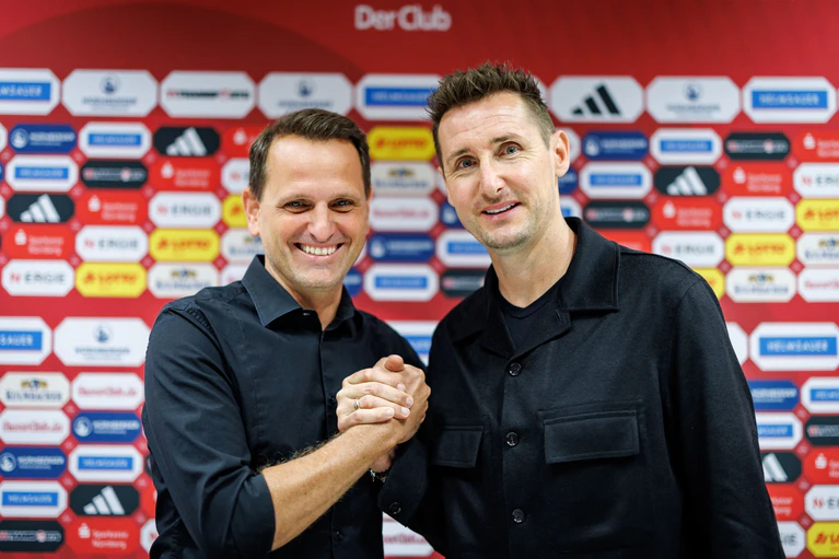 Miroslav Klose (r) und Sportvorstand Joti Chatzialexiou arbeiten weiter zusammen. (Archivbild) — © Daniel Karmann/dpa