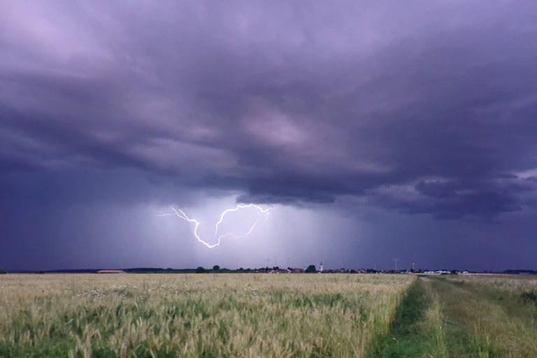 Gewitter und Regen werden über Bayern erwartet. (Archivfoto) — © Simon Zeiher/onw-images/dpa