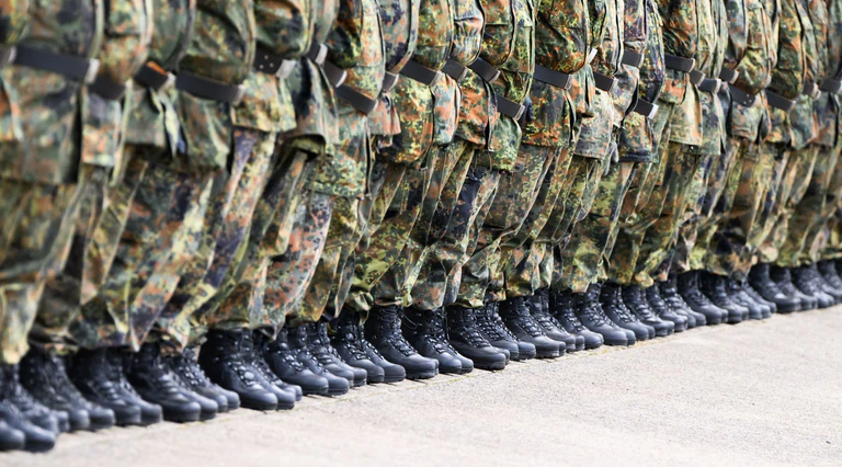 Die Feldjäger der Bundeswehr starten ihre größte Übung des Jahres in Bayern. (Symbolbild) — © Julian Stratenschulte/dpa