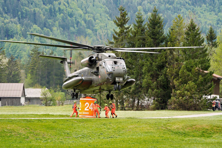Hubschrauber starten weiter zu Löschflügen.   — © Uwe Lein/dpa