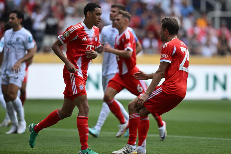 Dem spielfreudigen Jamal Musiala (l) reichten 30 Comeback-Minuten zum Hattrick. Mit ihm jubelt Thomas Müller (r). — © Sven Hoppe/dpa
