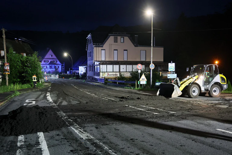 Schon in der Nacht begannen die Einsatzkräfte mit den Reinigungsarbeiten.  — © Ralf Hettler/dpa