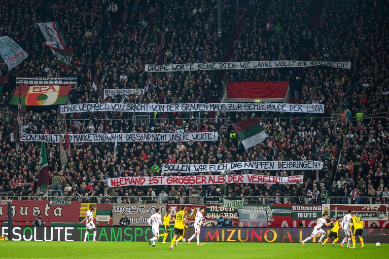 Klartext der Fans auf Plakaten gegen den neuen FCA-Kurs der Vereinsführung mit dem unerfahrenen Trainer Sandro Wagner. — © David Inderlied/Kirchner-Media/dpa