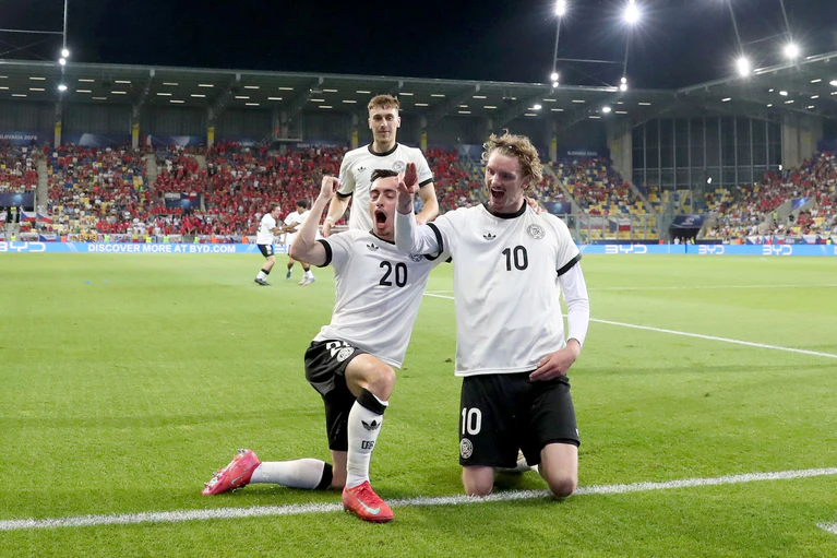 Bei der U21-EM jubelten Woltemade und Nebel zusammen im DFB-Trikot.  — © Branislav Racko/dpa