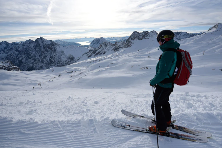 An der Zugspitze als höchstem Berg Deutschlands gab es bisher einen letzten Gletscherlift. (Archivbild) — © picture alliance / Angelika Warmuth/dpa
