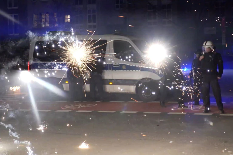 An Silvester gibt es oft Angriffe auf Einsatzkräfte. (Symbolbild) — © Julius-Christian Schreiner/TNN/dpa