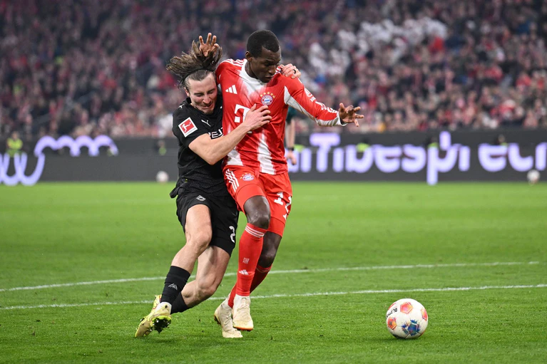 Klares Haltevergehen? Gladbachs Rocco Reitz im Zweikampf mit Bayern-Angreifer Nicolas Jackson. — © Harry Langer/dpa