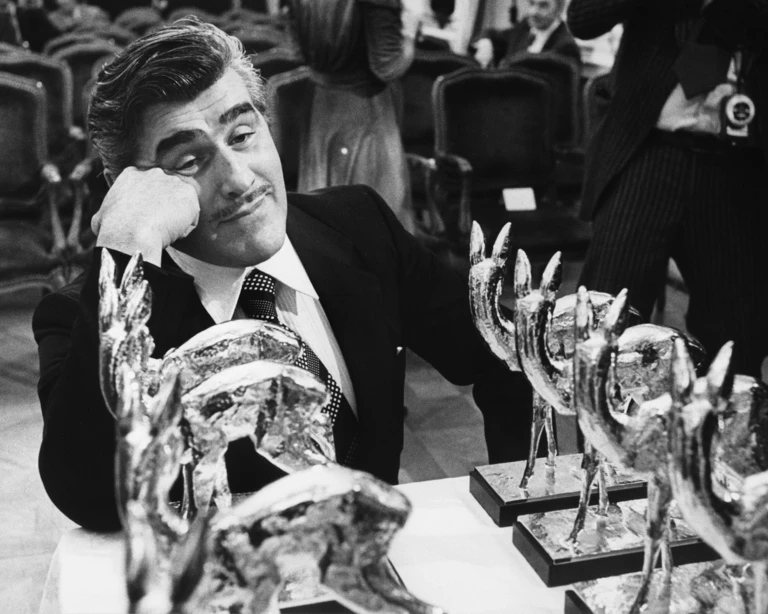 Mario Adorf am Rande der Bambi-Verleihung 1978. (Archivbild) — © Istvan Bajzat/dpa