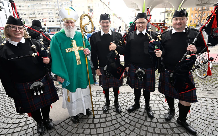 Wolfgang Schramm (2.v.l.) ist bei der Münchner Parade zum St. Patrick's Day die Figur des St. Patrick. — © Felix Hörhager/dpa
