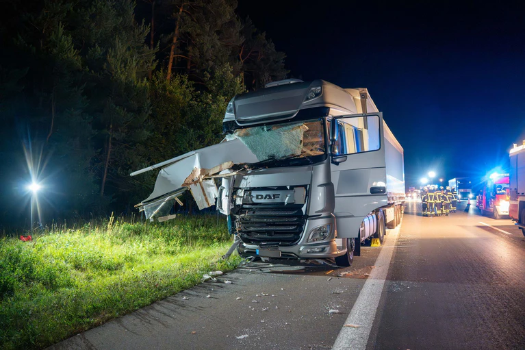 Bei dem Unfall wurden sechs Personen verletzt, drei von ihnen schwer. — © Lars Haubner/NEWS5/dpa