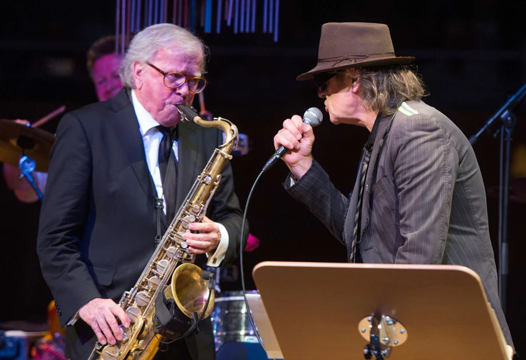 Doldinger musizierte immer wieder mit Lindenberg - wie hier 2016 bei einem Konzert in Düsseldorf zu Doldingers 80. Geburtstag. (Archivbild) — © picture alliance / dpa