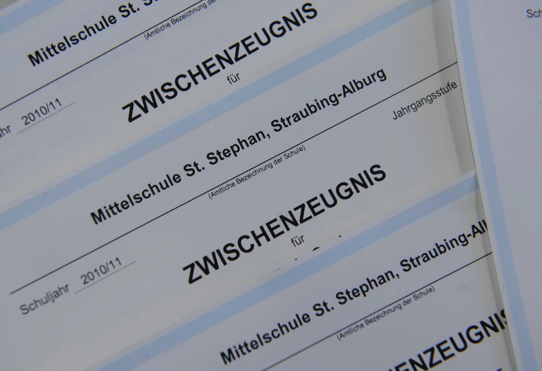 Doch nicht alle werden in einem formalen Zeugnis beurteilt: Gerade in der Grundschule wird oft ein Lernentwicklungsgespräch vorgezogen. (Symbolbild) — © Armin Weigel/dpa