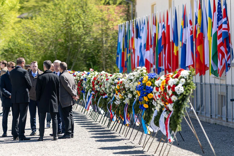 Mit Kränzen wurde der Befreiung des Konzentrationslagers Flossenbürg und seiner Außenlager gedacht, wo die Menschen härteste Zwangsarbeit leisten mussten, unter anderem in einem Granitsteinbruch. — © Daniel Karmann/dpa