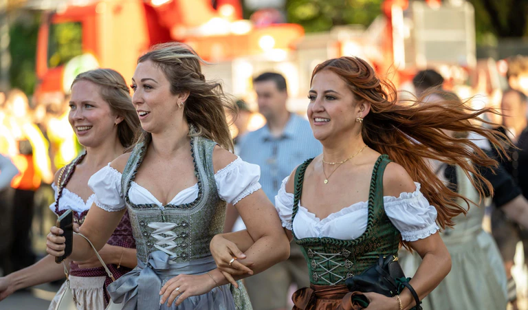 Eintritt fürs Oktoberfest? Laut einer Umfrage haben viele Deutsche damit kein grundsätzliches Problem. (Illustration) — © Leonie Asendorpf/dpa