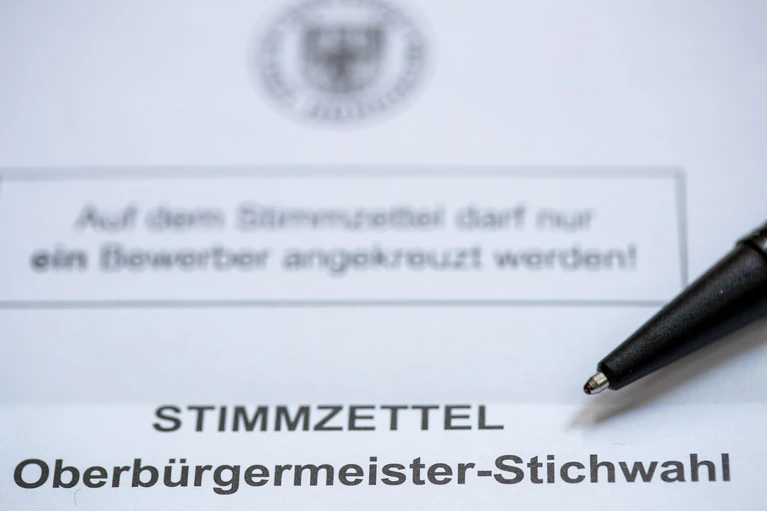 Bis zu den nächsten Stichwahlen auf kommunaler Ebene ist es in Bayern zwar noch eine Weile hin - schon jetzt ist aber klar: Es gibt vielerorts viel zu wenige Bewerber für Stadt- und Gemeinderatsposten. Die SPD will das ändern. (Illustration)  — © Daniel Karmann/dpa