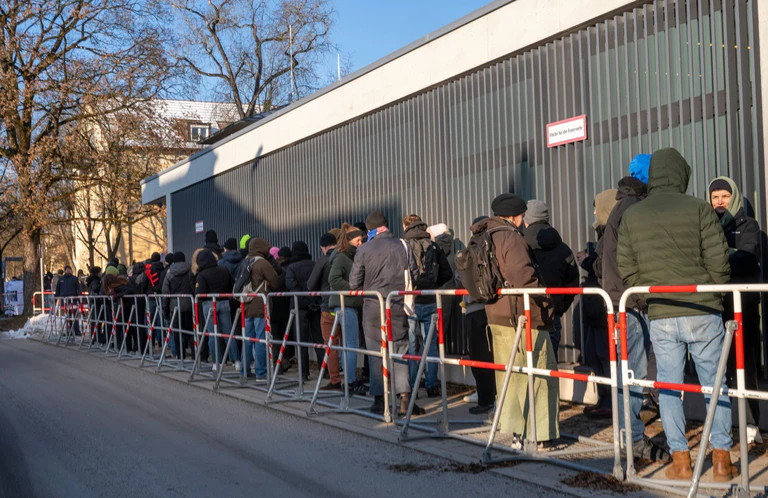 Alle Zuschauer müssen durch eine strenge Sicherheitskontrolle. — © Peter Kneffel/dpa