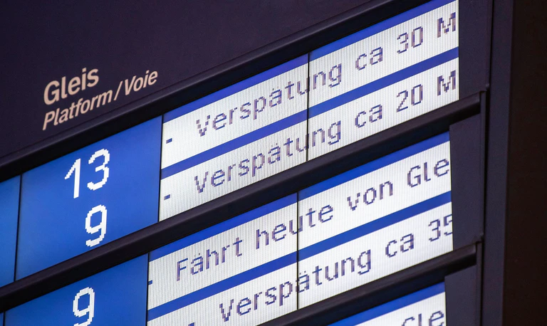 Der Oberleitungsschaden führt zu Teilausfällen und Verspätungen (Symbolbild).  — © Fabian Sommer/dpa