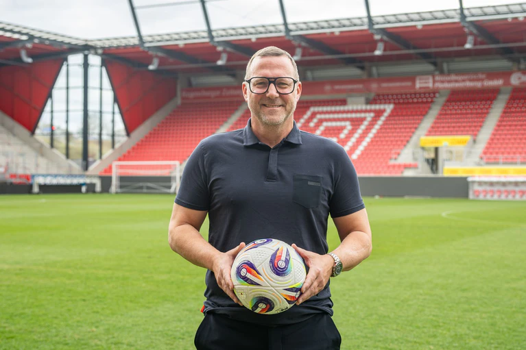 Der neue Regensburg-Trainer Hildmann steht in seinem künftigen Stadion. — © Armin Weigel/dpa