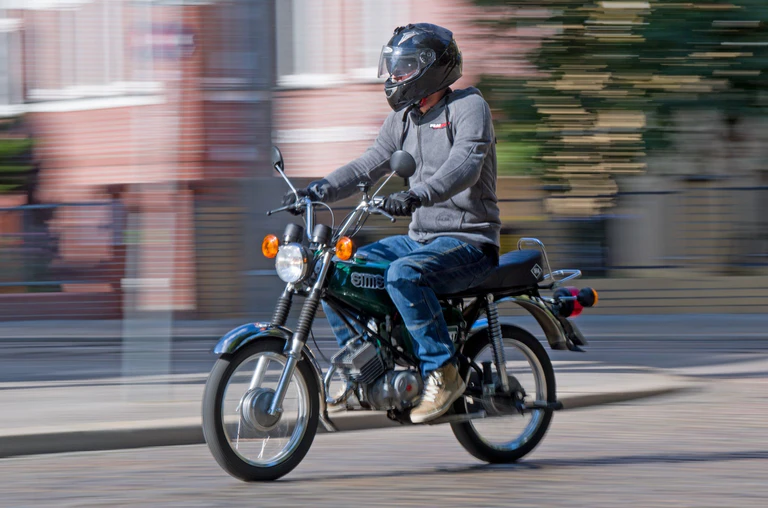 Alle vier Mopedfahrer wurden verletzt. (Symbolbild) — © Hendrik Schmidt/dpa-Zentralbild/dpa