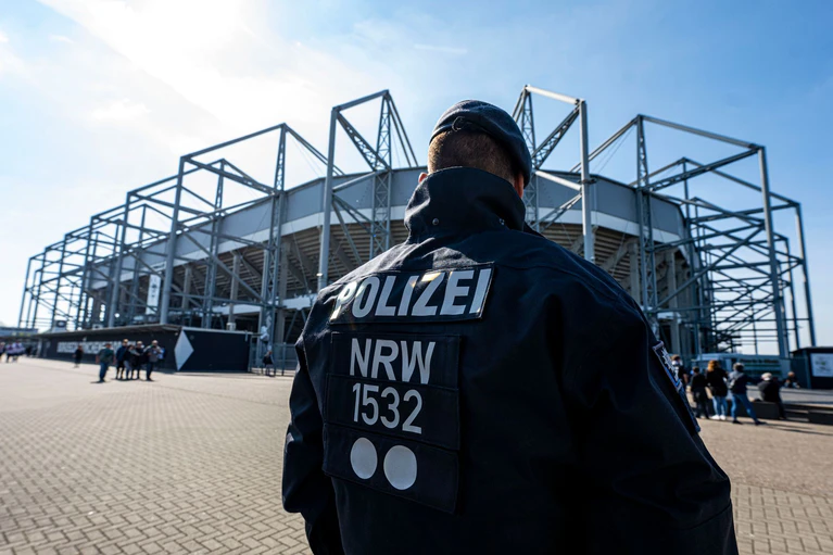 Stau auf der Anfahrt zum Borussia-Park — © David Inderlied/dpa