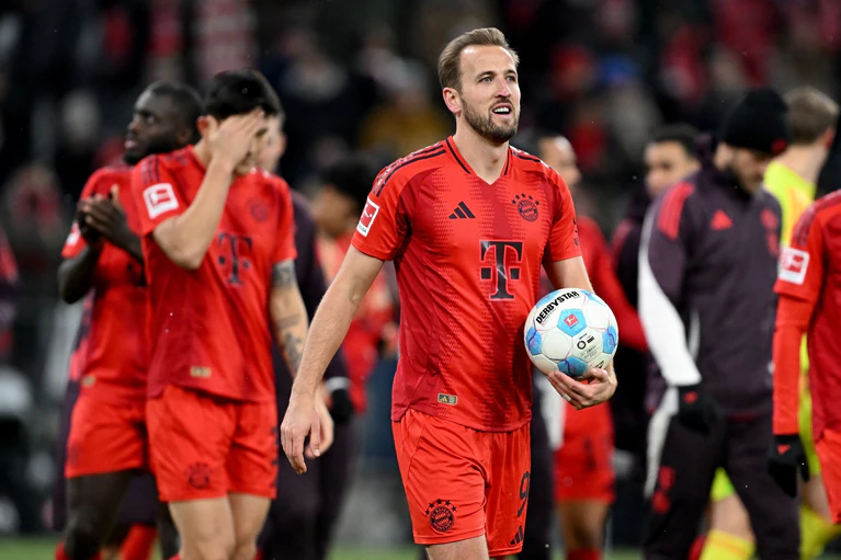Er trifft und trifft: Nach seinem Hattrick gegen Augsburg durfte Harry Kane mal wieder den Spielball mitnehmen.  — © Sven Hoppe/dpa