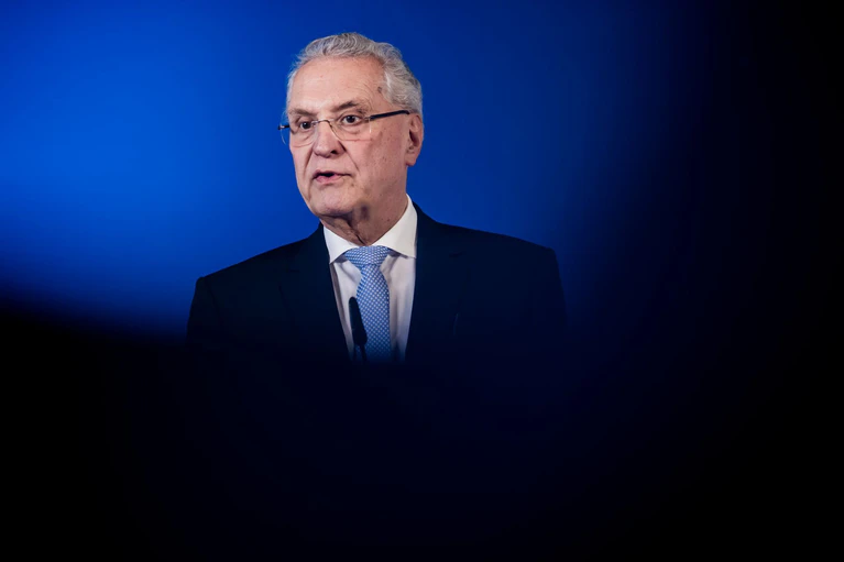 Schwarzfahren entkriminalisieren? Bayerns Innenminister bremst. (Archivbild) — © Christoph Soeder/dpa