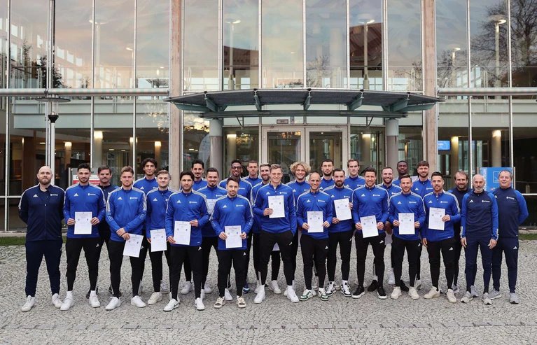 Boateng & Co. durften sich über die Trainer-Zertifikate freuen. — © Fabian Frühwirth/Bfv/dpa