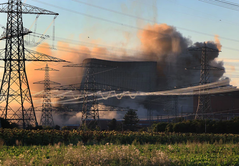 Im August 2024 wurden die Kühltürme des stillgelegten Kernkraftwerkes Grafenrheinfeld gesprengt. Ein Mann hatte dabei für Verzögerungen gesorgt. (Archivbild) — © Karl-Josef Hildenbrand/dpa