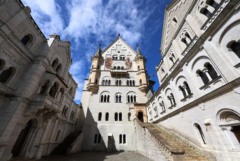 Neuschwanstein lockt unter den Königsschlössern die meisten Besucher. (Archivbild) — © Karl-Josef Hildenbrand/dpa