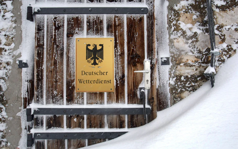 In der Wetterstation  — © picture alliance / dpa