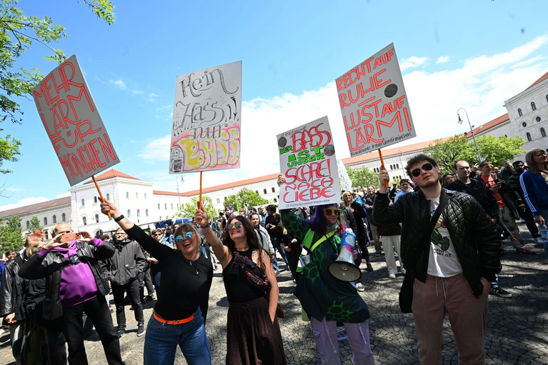 Mehrere Tausend Menschen nehmen in München an der «Krachparade» teil.  — © Felix Hörhager/dpa