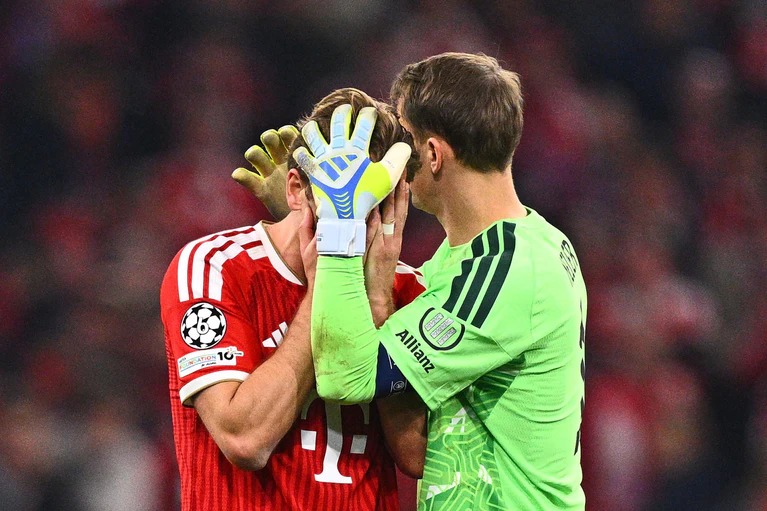 Frust nach Spielende: Neuer und Kane. — © Tom Weller/dpa