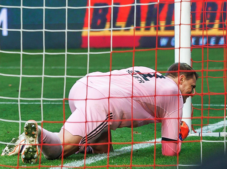 Manuel Neuer sah beim Tor der Berliner unglücklich aus.  — © Andreas Gora/dpa