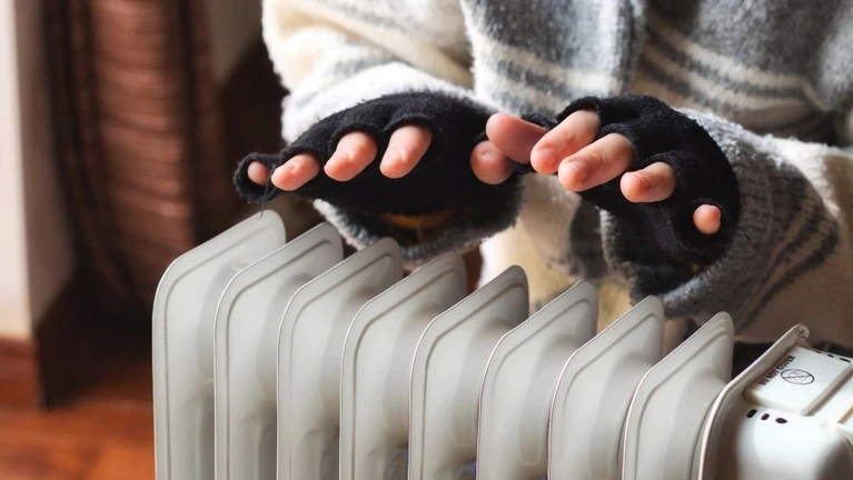 frieren frost kälte wärmen heizung — © Bild: Tennessee Witney / iStock