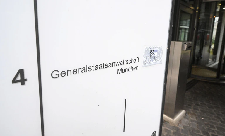 Die Generalstaatsanwaltschaft München bestätigte die Festnahmen und mehrere Haftbefehle. — © Felix Hörhager/dpa