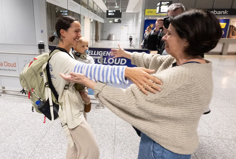Menschen fielen ihren Lieben am Frankfurter Flughafen in die Arme. — © Boris Roessler/dpa