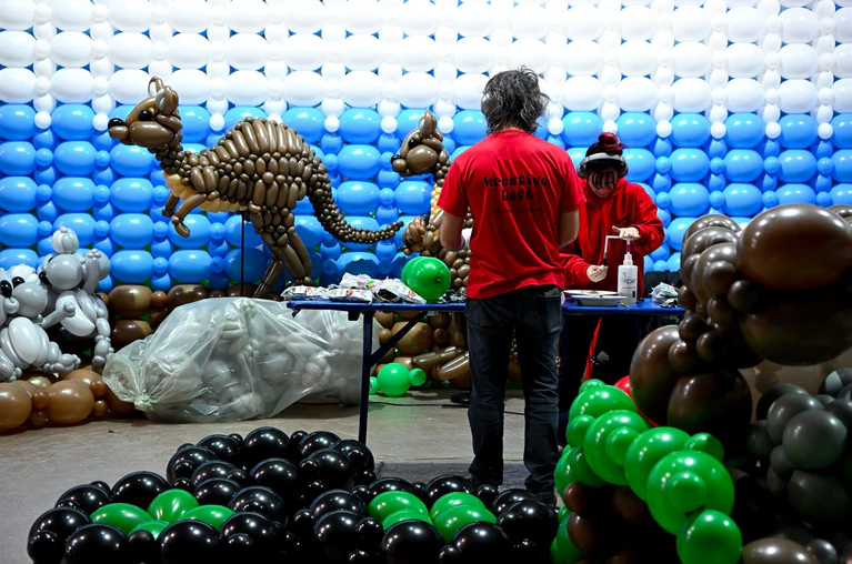 Aus Luftballons mach Dino: Rund 100 Künstler haben für die Ausstellung «Luftballonwelten» Tiere, Pflanzen und Sehenswürdigkeiten nachgebaut. — © Sven Hoppe/dpa
