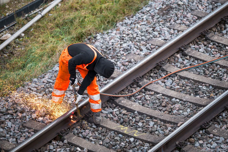 Damit die Züge wieder mit regulärem Tempo fahren können, muss einiges erneuert werden. (Symbolbild) — © Daniel Vogl/dpa